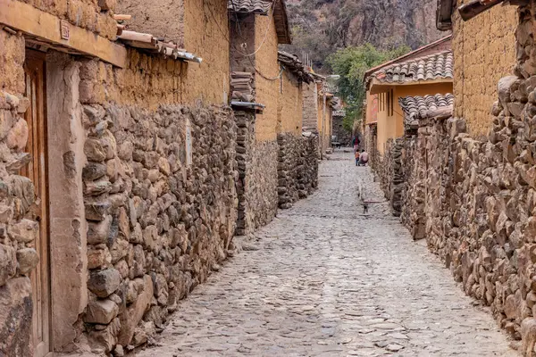 Peru, Ollantaytambo köyünde dar bir sokak.