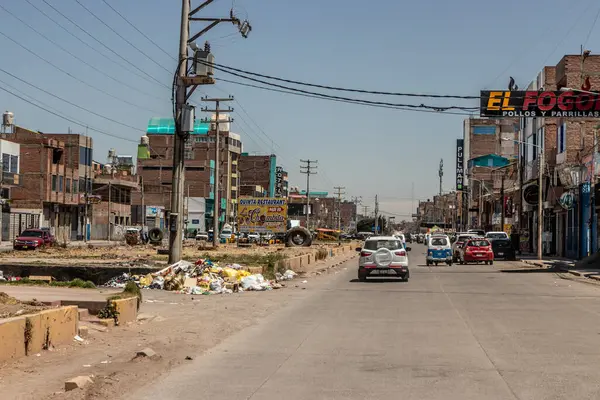 JULIACA, Peru - 6 Kasım 2022: Juliaca City, Peru 'da trafik