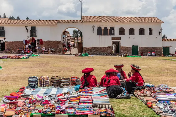 ÇİNÇERO, Peru - 8 Kasım 2022 Chinchero, Peru 'da el sanatları satan yerli kadınlar