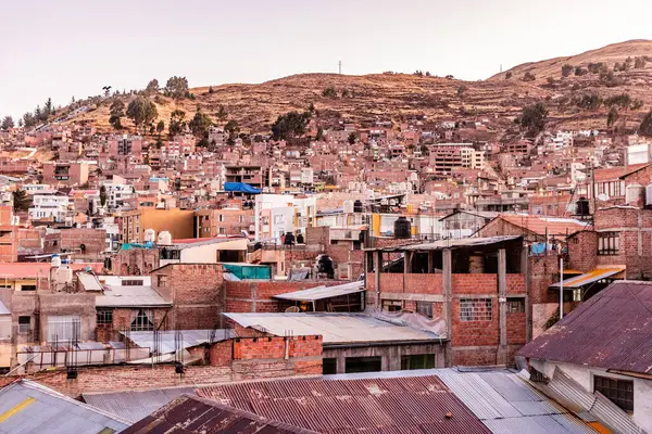 Puno şehrinin akşam manzarası, Peru
