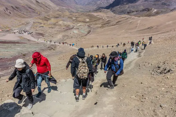 VINICUNCA, Peru - 7 Kasım 2022: Turistler Vinicunca Gökkuşağı Dağı, Peru