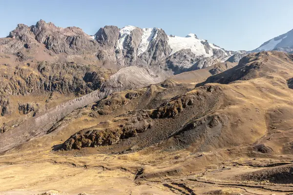 Vinicunca Gökkuşağı Dağı yakınlarındaki buzullu dağ manzarası, Peru