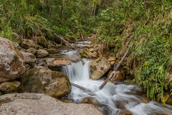 Machu Picchu, Peru yakınlarındaki Urubamba nehir vadisinde küçük bir dere.