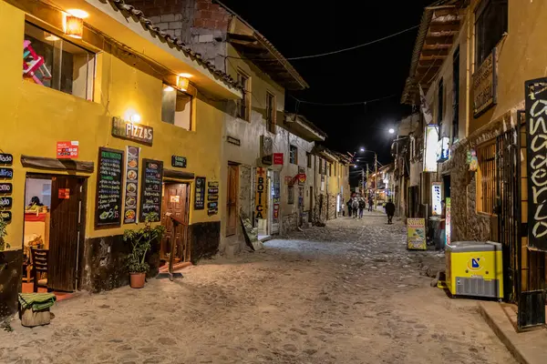 OLLANTAYTAMBO, PERU - 7 Kasım 2022: Ollantaytambo köyündeki bir caddenin gece görüşü, Peru.