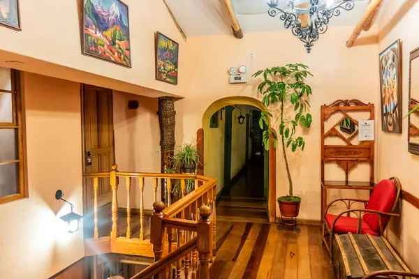 CUZCO, PERU - 11 Kasım 2022: Cuzco, Peru 'daki Amaru Inca otelinin içi