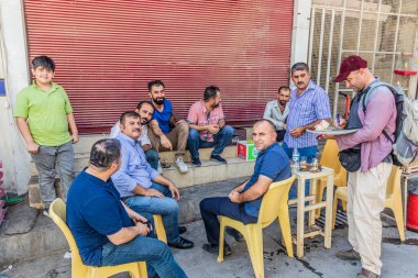 SULAYMANIYAH, IRAQ - 7 Ekim 2022: Yerel halk Irak Kürdistan Bölgesi, Sulaymaniyah 'taki Naqib pazarında sosyalleşiyor