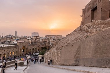 ERBIL, IRAQ - 9 Ekim 2022: Irak Kürdistan Bölgesi, Erbil 'deki Erbil Kalesi' ne giden bir yoldan gün batımı