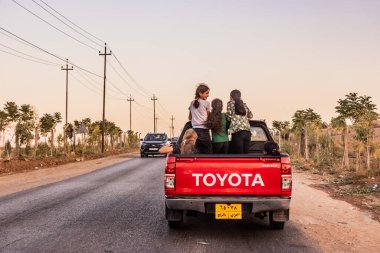 DUHOK, IRAQ - 30 Eylül 2022: Yerel kızlar Irak Kürdistan Bölgesi 'nde bir kamyonetle seyahat ediyorlar