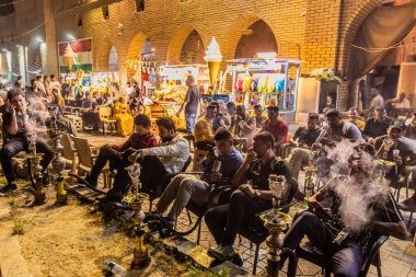 ERBIL, IRAQ - 8 Ekim 2022: Irak 'ın Kürdistan Bölgesi, Erbil' deki Bakhi Şah (Şehir Parkı) 'nda bir kafede insanlar