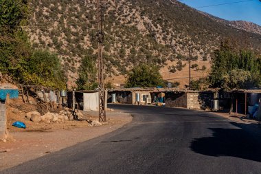 Irak 'ın Kürdistan bölgesindeki Büyük Zab Nehri vadisinde küçük bir yerleşim yeri.