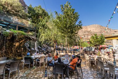 BEKHAL, IRAQ - 4 Ekim 2022: Irak Kürdistan Bölgesi Bekhal Şelalesi yakınlarındaki bir kafede turistler