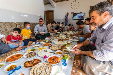 KHANNIS, IRAQ - 30 Eylül 2022: Irak 'ın Kürdistan bölgesindeki Khannis köyünde düzenlenen Cuma öğle yemeğinde yerel halk