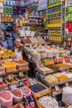 SULAYMANIYAH, IRAQ - 6 Ekim 2022: Sulaymaniyah 'taki market tezgahı, Irak Kürdistan Bölgesi