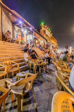 ERBIL, IRAQ - 8 Ekim 2022: Irak 'ın Kürdistan Bölgesi, Erbil' deki Bakhi Şah (Şehir Parkı) 'nda bir kafede insanlar