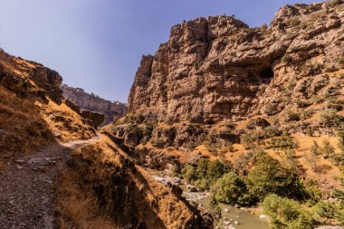Irak Kürdistan Bölgesindeki Rawandiz Kanyonu 'nda (ayrıca Rawanduz) yol