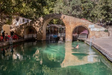 AMEDI, IRAQ - 2 Ekim 2022: Irak 'ın Kürdistan Bölgesi Amedi kasabası yakınlarındaki Sulav' da küçük bir havuz