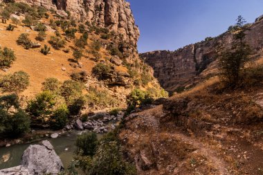 Irak Kürdistan Bölgesi 'nde derin Rawandiz (ayrıca Rawanduz) nehir kanyonu