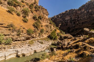 Irak Kürdistan Bölgesi 'nde derin Rawandiz (ayrıca Rawanduz) nehir kanyonu