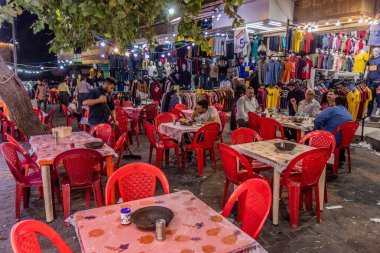 SULAYMANIYAH, IRAQ - 6 Ekim 2022: Irak Kürdistan Bölgesi, Sulaymaniyah (Slemani) merkezindeki bir sokakta Chais and table