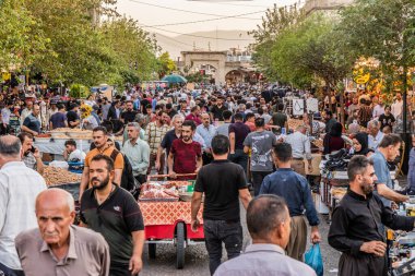 SULAYMANIYAH, IRAQ - 6 Ekim 2022: Sulaymaniyah 'ta kalabalık sokak pazarı (Slemani), Irak Kürdistan Bölgesi