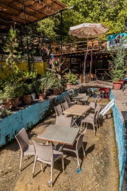 AMEDI, IRAQ - 2 Ekim 2022: Amedi 'nin (Amadiye) Kürdistan Bölgesi yakınlarındaki Sulav dinlenme alanındaki kafe