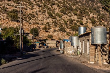 Irak 'ın Kürdistan bölgesindeki Büyük Zab Nehri vadisinde küçük bir yerleşim yeri.