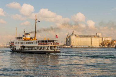Haydarpaşa Railay İstasyonu ve İstanbul, Türkiye 'de İstanbul Boğazı' ndan geçen bir feribot