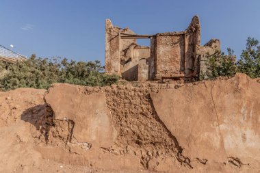 Irak 'ın Kürdistan bölgesindeki Koy Sanjaq kasabasında eski ev harabesi