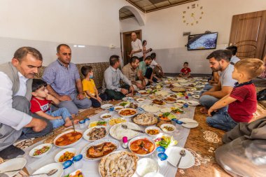 KHANNIS, IRAQ - 30 Eylül 2022: Irak 'ın Kürdistan bölgesindeki Khannis köyünde düzenlenen Cuma öğle yemeğinde yerel halk