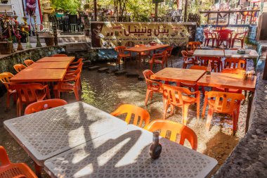 AMEDI, IRAQ - 2 Ekim 2022: Amedi 'nin (Amadiye) Kürdistan Bölgesi yakınlarındaki Sulav dinlenme alanındaki kafe