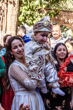 LALISH, IRAQ - 30 Eylül 2022: Lalish Tapınak Kompleksi, Irak Kürdistan Bölgesi 'nde düzenlenen vaftiz töreninden sonra bebek Yezidi