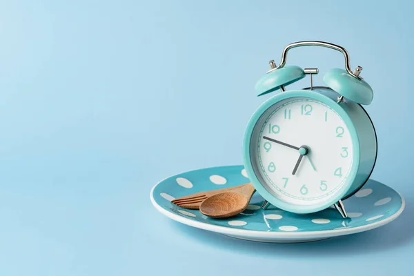 Reloj Despertador Plato Vacío Cubiertos Sobre Fondo Azul Para Concepto — Foto de Stock