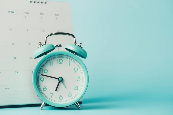 Ένα Ξυπνητήρι Ημερολόγιο Μπλε Φόντο Για Την Έννοια Της Ώρας — Φωτογραφία Αρχείου