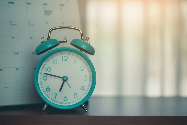 Ένα Ξυπνητήρι Ημερολόγιο Στο Γραφείο Για Την Έννοια Της Ώρας — Φωτογραφία Αρχείου