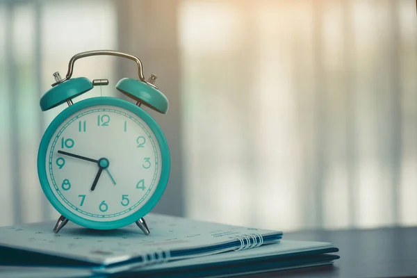 Ένα Ξυπνητήρι Στο Ημερολόγιο Για Την Έννοια Της Ώρας Και — Φωτογραφία Αρχείου