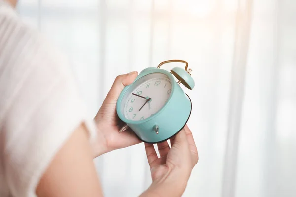 Mão Mulher Asiática Definir Hora Relógio Para Definir Lembrete Definir — Fotografia de Stock