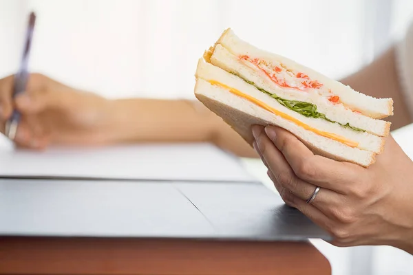 Hand Hält Ein Leckeres Sandwich Und Nimmt Notiz Für Das — Stockfoto