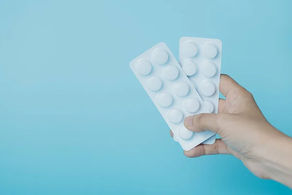 Tenere Mano Una Confezione Blister Pillola Medicinale Sfondo Blu Concetto — Foto Stock