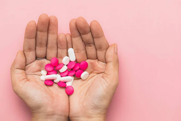 Vista Dall Alto Mano Pillole Medicinali Sfondo Rosa Concetto Medico — Foto Stock