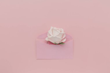 Sevgililer Günü, Tatiller, Aşk Kutlamaları, Doğum Günleri, Yıldönümleri, Düğünler veya Özel Durum Dekorasyonu İçin Kutlama Zarfı İçinde Romantik Pembe Gül ve Yapraklar