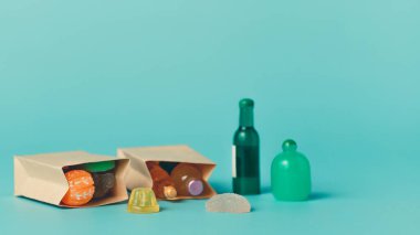Paket yemek, abur cubur ve içecekler mavi arka planda kese kağıdında. Teslimat, fast food, öğle yemeği, yemek hazırlama, eko paketleme ve reklam için fotokopi alanı.