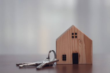 Anahtarlı ahşap ev modeli. Ev sahipliği, gayrimenkul, emlak yatırımı, ipotek, ev satın alma ve konut piyasası kavramı.