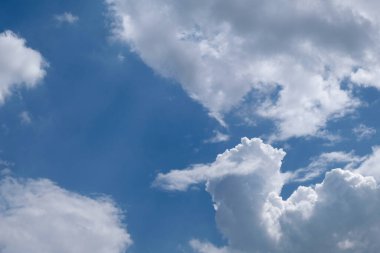 Mavi gökyüzü ve güzel bulutlar