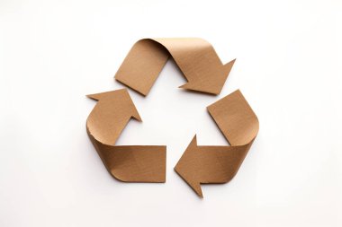 Beyaz arkaplan üzerindeki geri dönüştürülmüş kağıttan geri dönüşüm işareti