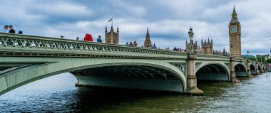 Büyük Ben, parlamento binası ve Westminster Köprüsü. Londra, İngiltere - 2 Temmuz 2024. Yüksek kalite fotoğraf