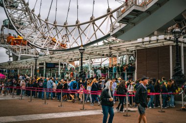 Bulutlu bir günde Londra Gözü 'nün girişinde kuyrukta bekleyen turistler. Londra, İngiltere, 4 Temmuz 2024... yüksek kaliteli fotoğraf