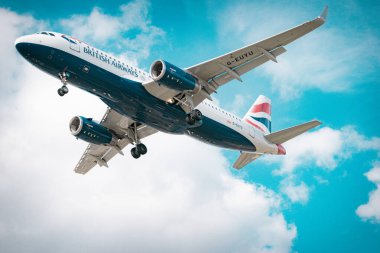 British Airways uluslararası havaalanına iniyor. HEATHROW, LONON, BİRLİK KINGDOM - 4 Temmuz 2024. Yüksek kalite fotoğraf