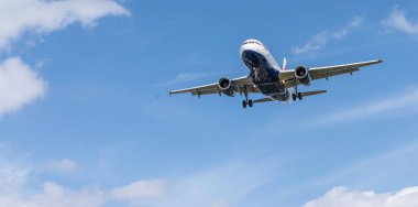 British Airways uluslararası havaalanına iniyor. HEATHROW, LONON, BİRLİK KINGDOM - 4 Temmuz 2024. Yüksek kalite fotoğraf