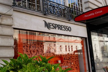 Oxford Caddesi 'ndeki Nespresso dükkanı. Londra, İngiltere, 5 Temmuz 2024. Espresso makineleri ve ev yapımı aksesuarlar. Yüksek kalite fotoğraf