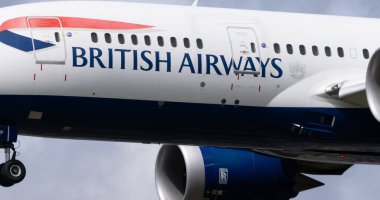 British Airways uluslararası havaalanına iniyor. HEATHROW, LONON, BİRLİK KINGDOM - 4 Temmuz 2024. Yüksek kalite fotoğraf